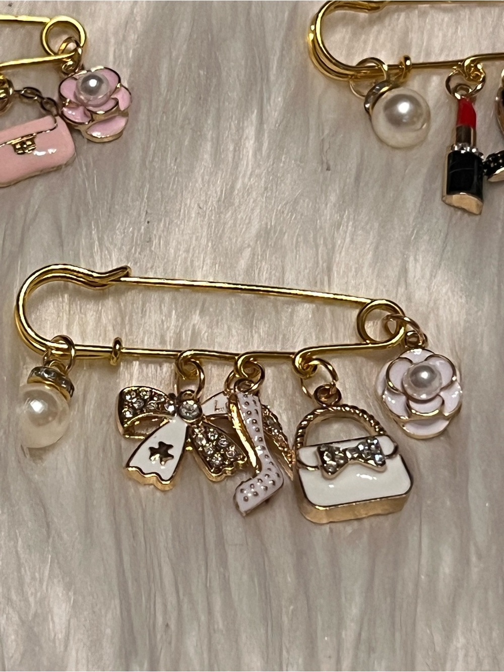 Charm Safety Pin or Brooches pink,white or black pick one Choose your color - Picture 16 of 17